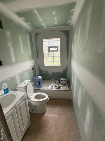 21554 W Davison Street, Detroit, MI 48223