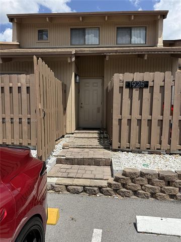 1925 SW 81st Terrace, Davie, FL 33324