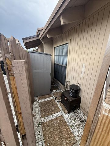 1925 SW 81st Terrace, Davie, FL 33324