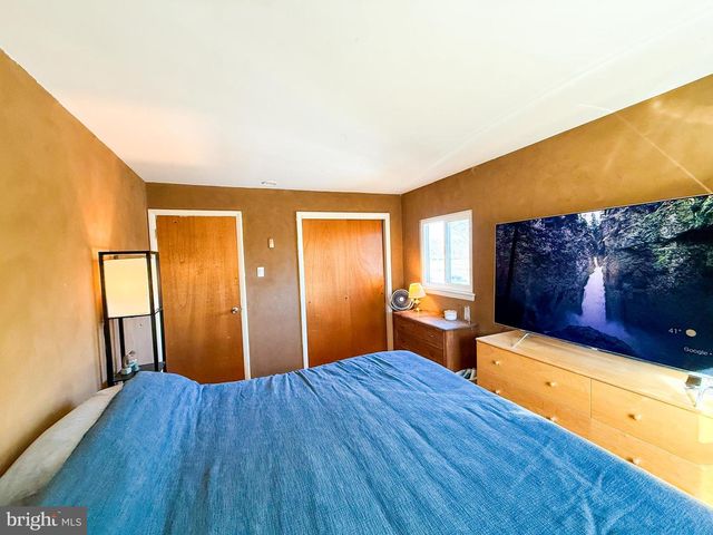 4 BELLOWS LN, Cherry Hill, NJ 08002