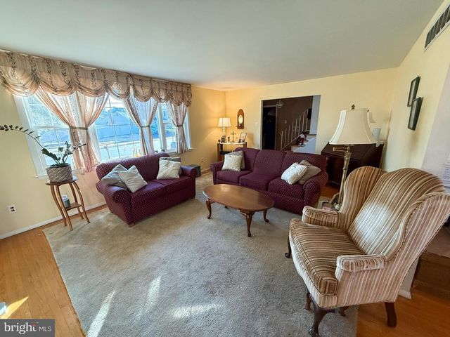 4 BELLOWS LN, Cherry Hill, NJ 08002