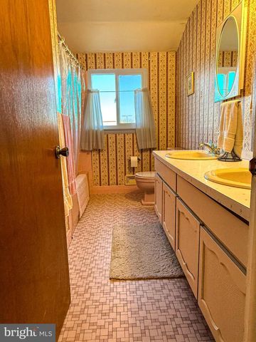 4 BELLOWS LN, Cherry Hill, NJ 08002