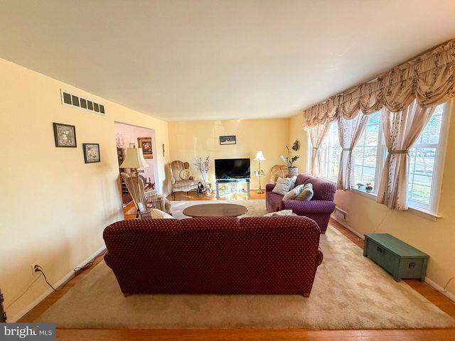 4 BELLOWS LN, Cherry Hill, NJ 08002