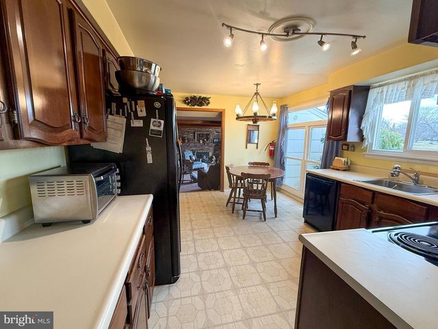 4 BELLOWS LN, Cherry Hill, NJ 08002