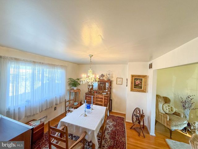 4 BELLOWS LN, Cherry Hill, NJ 08002