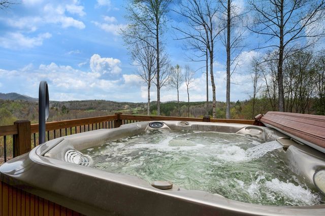 136 Pack Creek, Blue Ridge, GA 30513