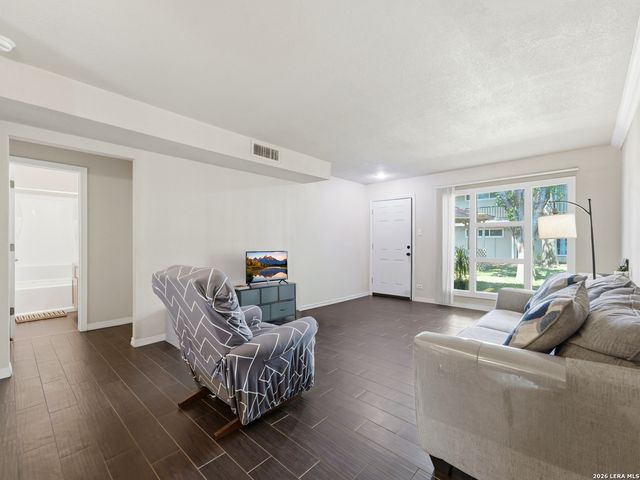 255 E Rampart Dr Unit 109, San Antonio, TX 78216