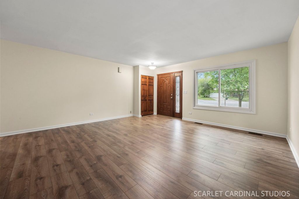 30W261 Leominster Court, Warrenville, IL 60555 — photo 2