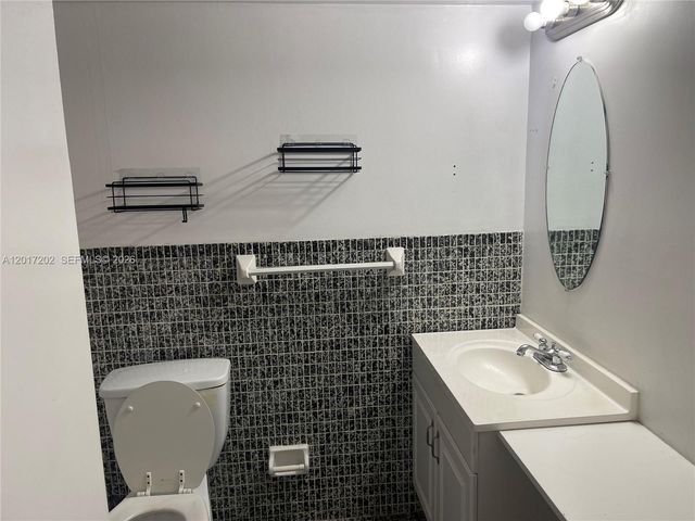 1660 NE 191st St 313-1, Miami, FL 33179