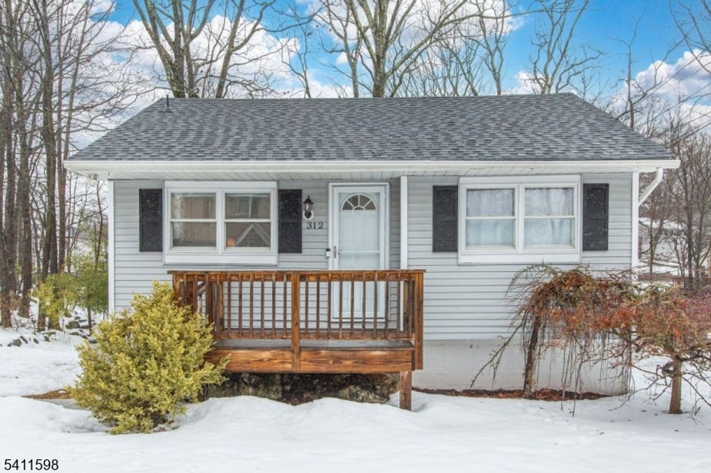 312 Idalroy Trl, Hopatcong Boro, NJ 07843