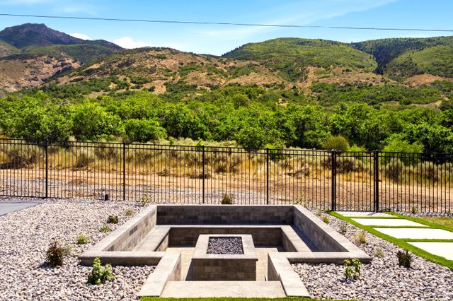 1056 N WIZARD HTS, Kaysville, UT 84037