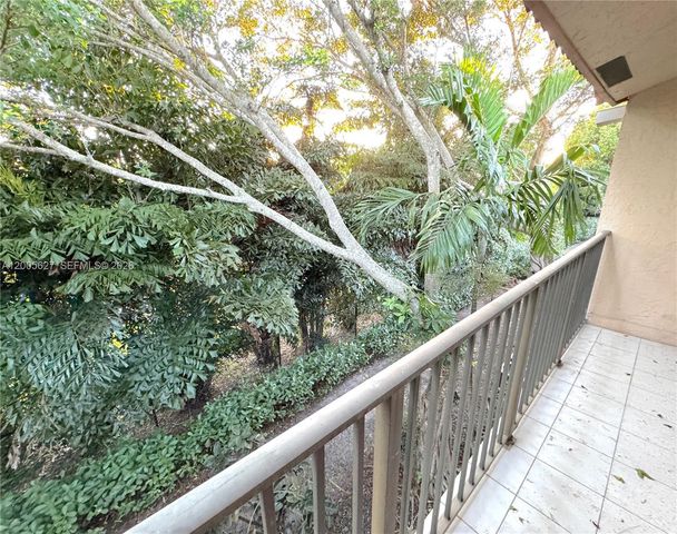 9120 NW 40th St 18, Coral Springs, FL 33065