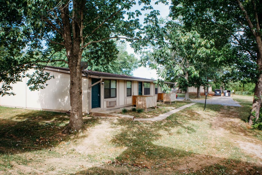 2421 Madison St Apt 52, Clarksville, TN 37043