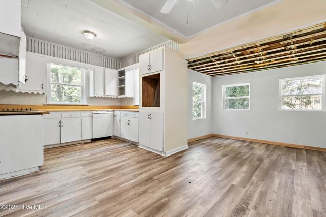 401 Pecan Lane, Lake Waccamaw, NC 28450