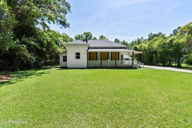 401 Pecan Lane, Lake Waccamaw, NC 28450