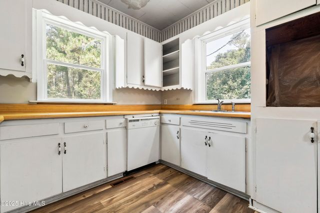 401 Pecan Lane, Lake Waccamaw, NC 28450