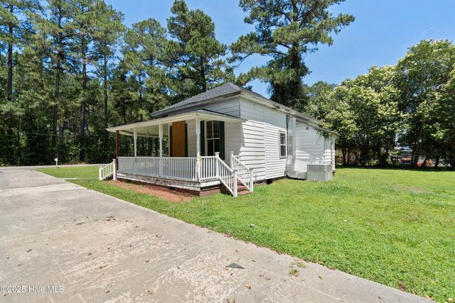 401 Pecan Lane, Lake Waccamaw, NC 28450