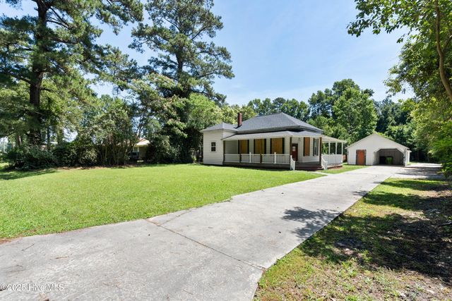 401 Pecan Lane, Lake Waccamaw, NC 28450