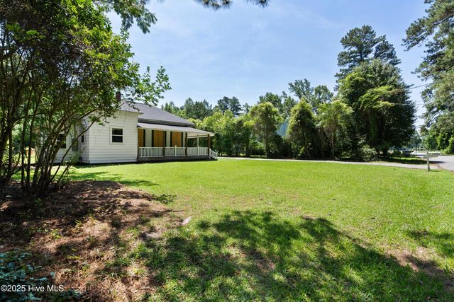 401 Pecan Lane, Lake Waccamaw, NC 28450