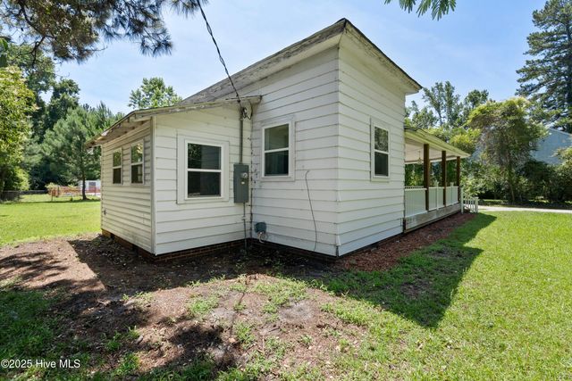 401 Pecan Lane, Lake Waccamaw, NC 28450