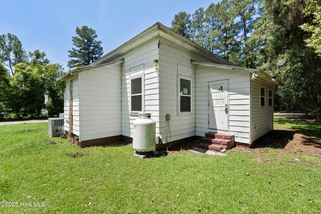 401 Pecan Lane, Lake Waccamaw, NC 28450