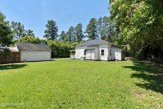 401 Pecan Lane, Lake Waccamaw, NC 28450