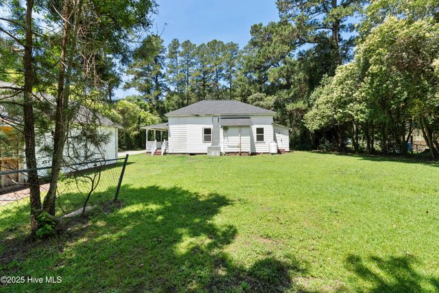 401 Pecan Lane, Lake Waccamaw, NC 28450