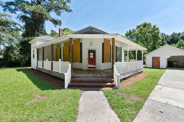 401 Pecan Lane, Lake Waccamaw, NC 28450