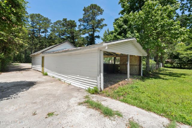 401 Pecan Lane, Lake Waccamaw, NC 28450