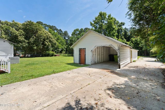 401 Pecan Lane, Lake Waccamaw, NC 28450