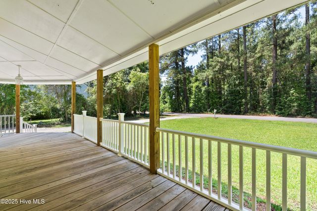 401 Pecan Lane, Lake Waccamaw, NC 28450