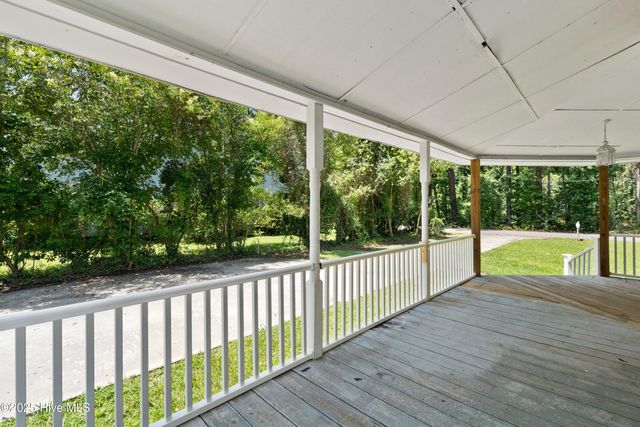 401 Pecan Lane, Lake Waccamaw, NC 28450