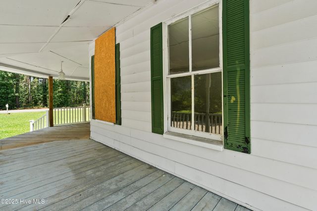 401 Pecan Lane, Lake Waccamaw, NC 28450