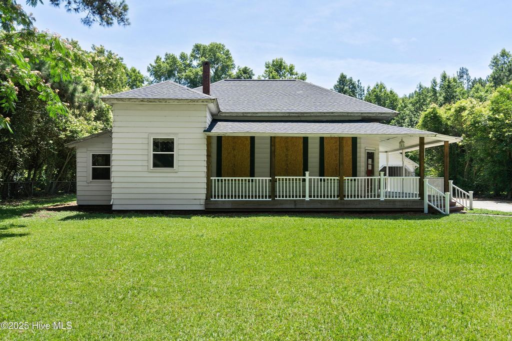 401 Pecan Lane, Lake Waccamaw, NC 28450