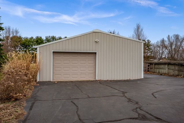 2412 SQUAW PRAIRIE Road, Belvidere, IL 61008