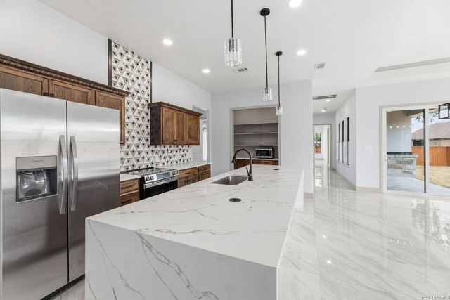 8220 Alton Blvd, Selma, TX 78154