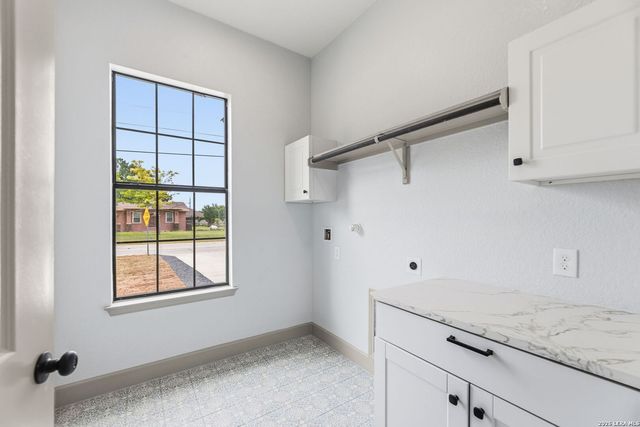 8220 Alton Blvd, Selma, TX 78154