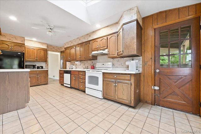 4001 Wicks Avenue, Seaford, NY 11783