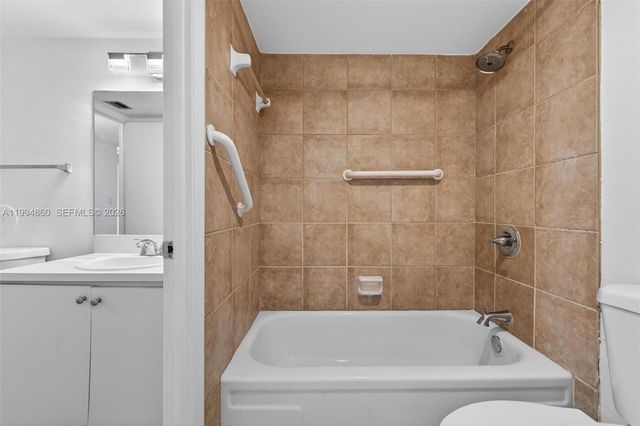 1400 Saint Charles Pl 222, Pembroke Pines, FL 33026