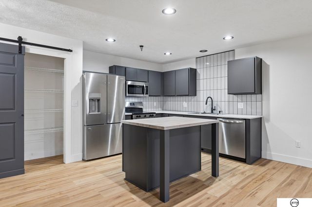 16760 Laurel Plaza, Omaha, NE 68116