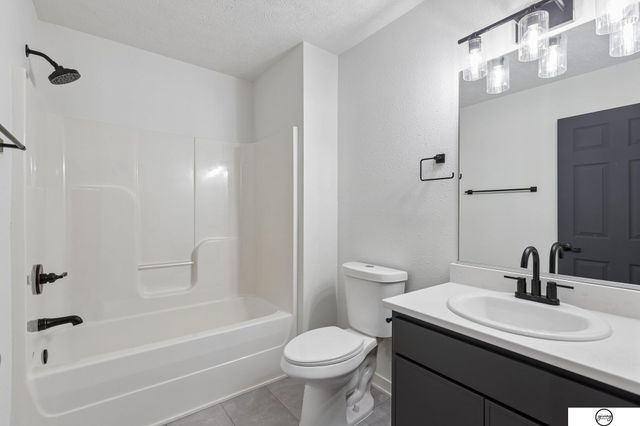 16760 Laurel Plaza, Omaha, NE 68116