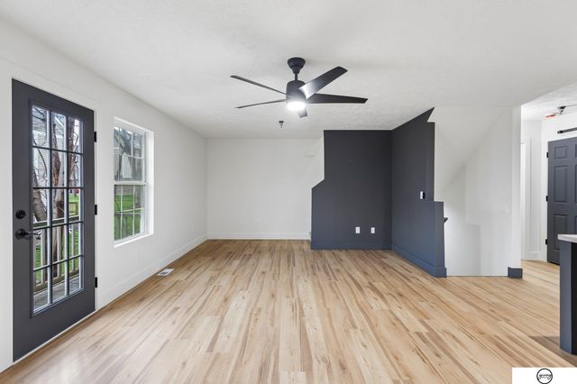 16760 Laurel Plaza, Omaha, NE 68116