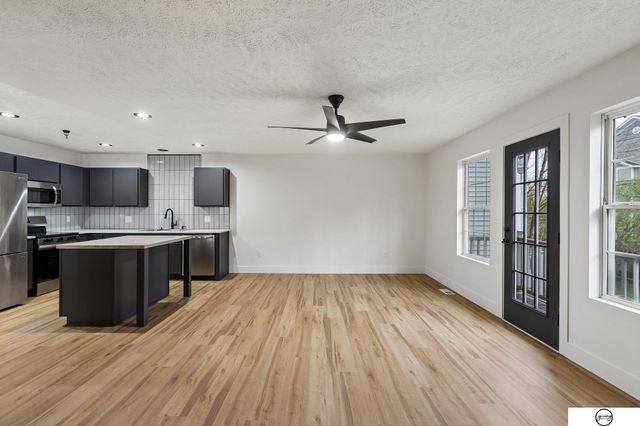 16760 Laurel Plaza, Omaha, NE 68116