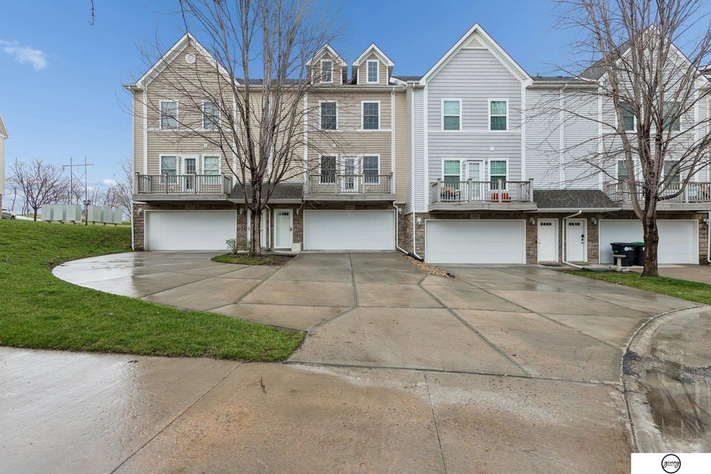 16760 Laurel Plaza, Omaha, NE 68116