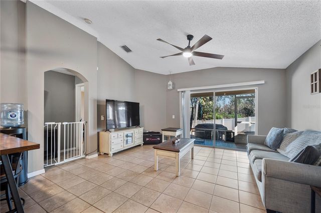 4504 COUNTRY HILLS BOULEVARD, Plant City, FL 33563