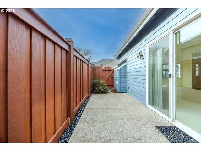 3329 LAKE WOOD Dr, Eugene, OR 97408
