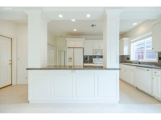 3329 LAKE WOOD Dr, Eugene, OR 97408