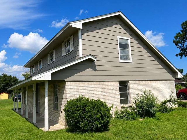 4513 S Meadows Street, Alvin, TX 77511