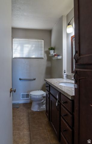 2226 E CASTLE HILL AVE, Cottonwood Heights, UT 84121