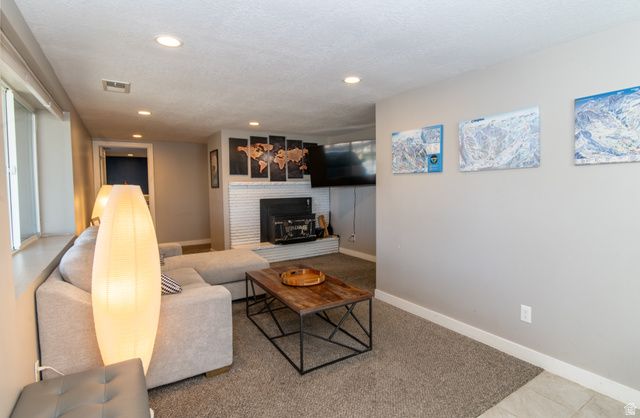 2226 E CASTLE HILL AVE, Cottonwood Heights, UT 84121